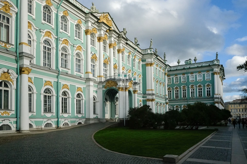Эрмитаж начал продавать билеты на август.