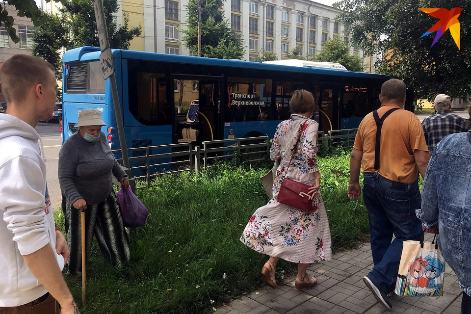 Пассажиры организованно покинули автобус.