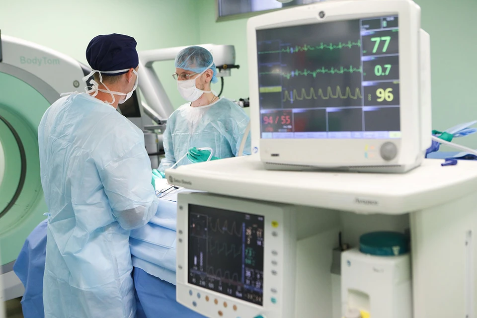 В скором времени московские хирурги смогут проводить ещё больше операций пациентам с больным позвоночником. Фото: Андрей Никеричев/ТАСС