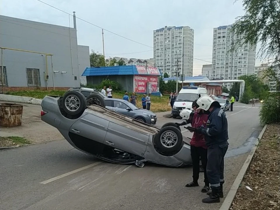 Автомобиль перевернулся на перекрестке в Солнечном. Фото Саратовской городской службы спасения
