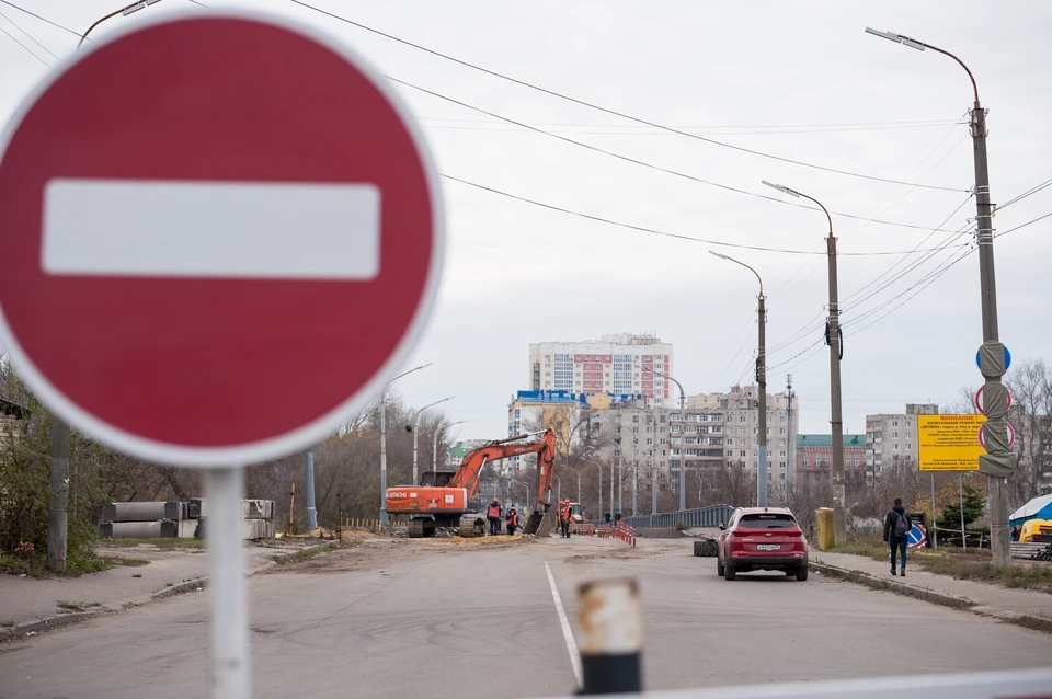 Времена закрыта. Мост закрыт движение запрещено. Знак проезд открыт на открытии моста. Орёл город 3 полосное движение. Знаки перед мостом Дружба Орел.