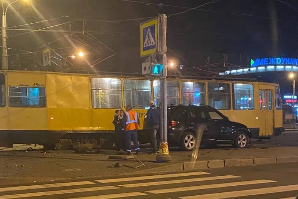 BMW снес ограждение трамвайных путей у метро "Международная" в Петербурге