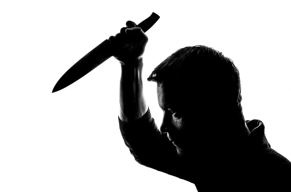 В Ишиме пьяный мужчина, которого судили семь раз, пырнул младшему брату ножом в живот