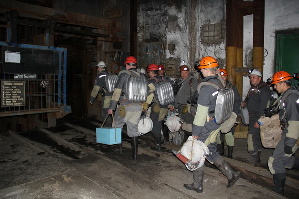 Горноспасатели третьи сутки борются с огненной стихией под землей. Фото: МЧС ДНР