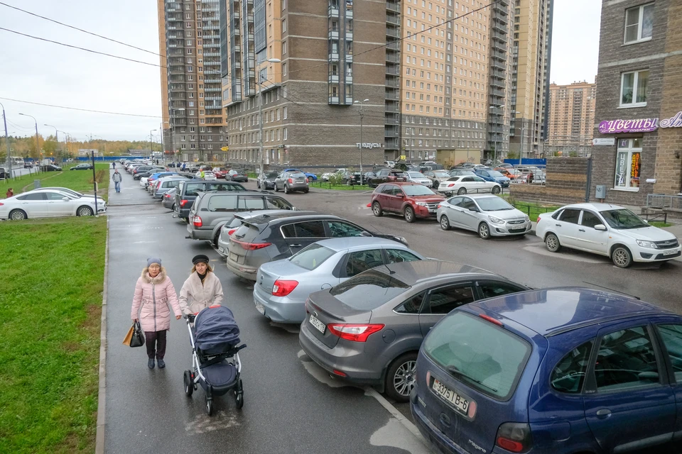 В Петербурге введут штрафы для тех, кто перекрывает внутриквартальный проезд.