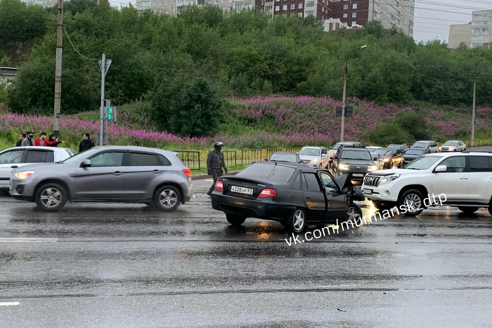 От удара машины раскидала по дороге. Фото: Мурманск ДТП ЧП