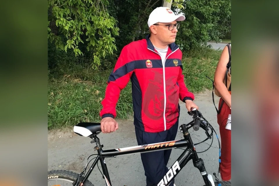 Текслер объехал Озерск на велосипеде. Фото: gubernator74.ru