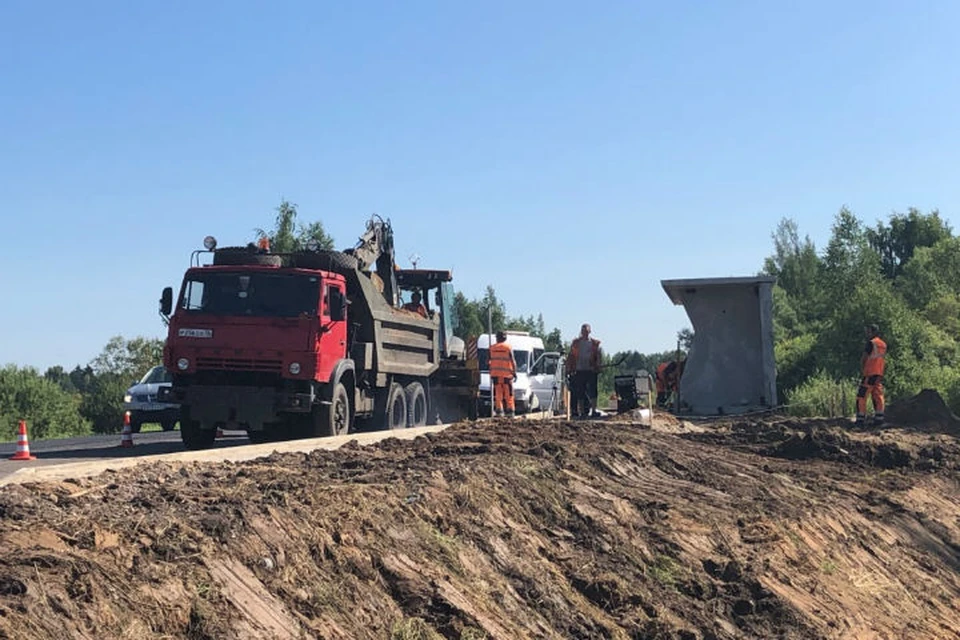 Проводят в порядок дорогу на левом берегу Волги