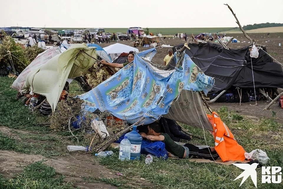 Люди в палаточном лагере хотят только одного - чтобы их пропустили на родину