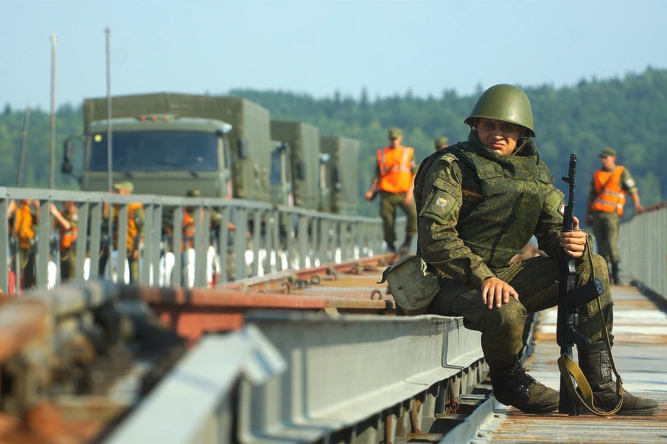 Солдат на учениях железнодорожных войск РФ.
