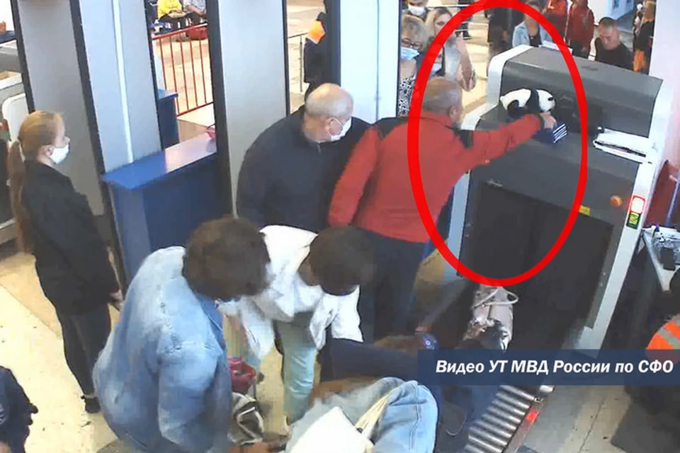 Похититель телефона в кузбасском аэропорту попал на видео. ФОТО: кадр видео ЛУ МВД России по СФО