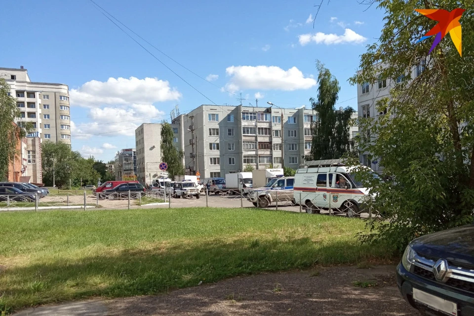 Правоохранители дежурят у дома №11-а на Озёрной в Твери.