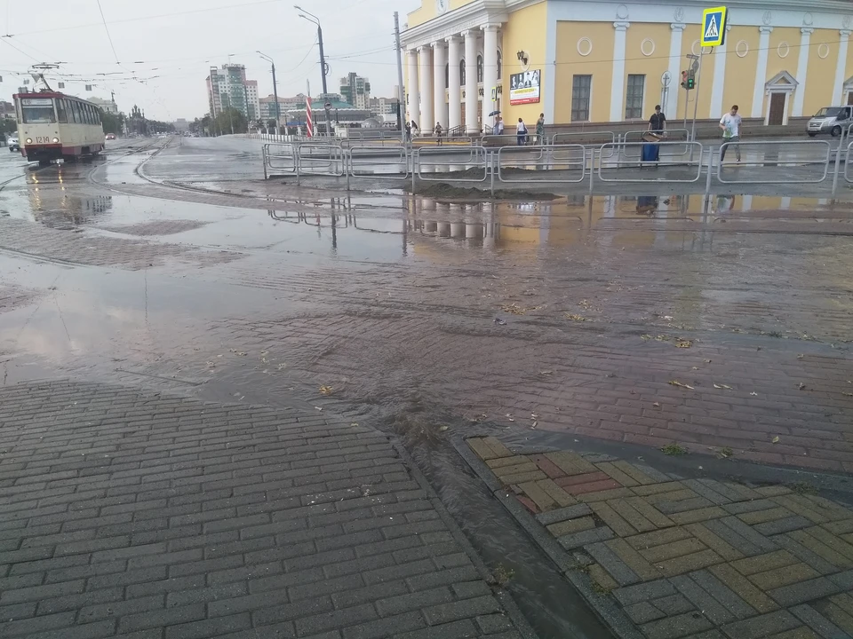 Место на Кирова и Труда — это вечное затопление пешеходного перехода. Фото: читательница КП-Челябинск