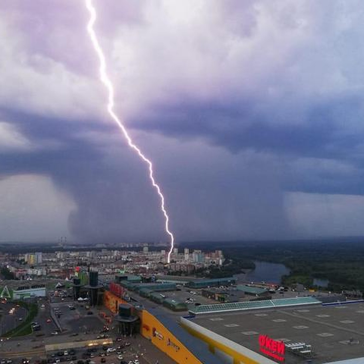 На улице вообще ад»: на Уфу обрушился мощнейший ливень с грозой - KP.RU