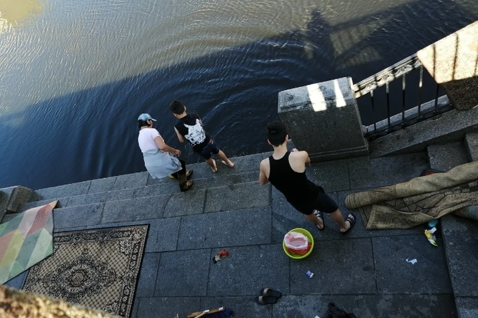 Трое неизвестных постирали ковры на Обводном канале. Фото: vk.com/spb_today