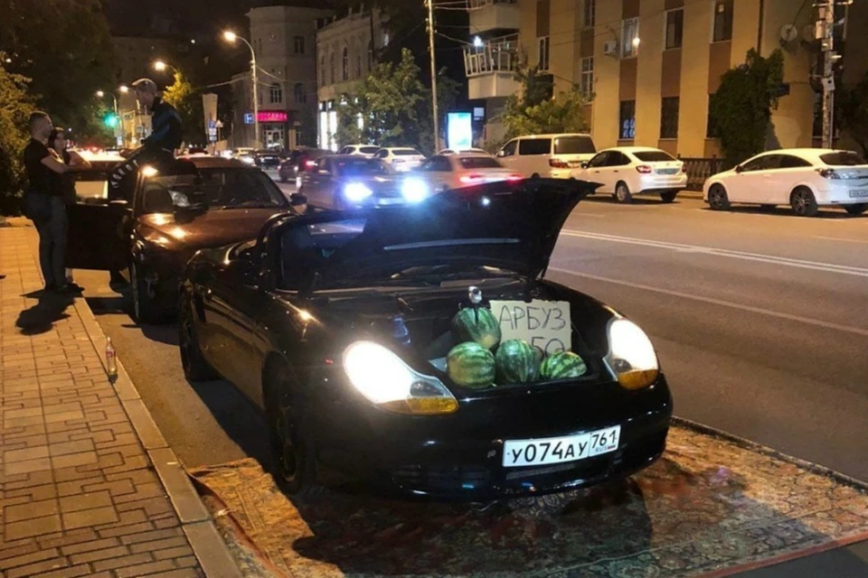 В Ростове владелец дорогой иномарки принялся торговать арбузами из багажника. Фото: соцсети