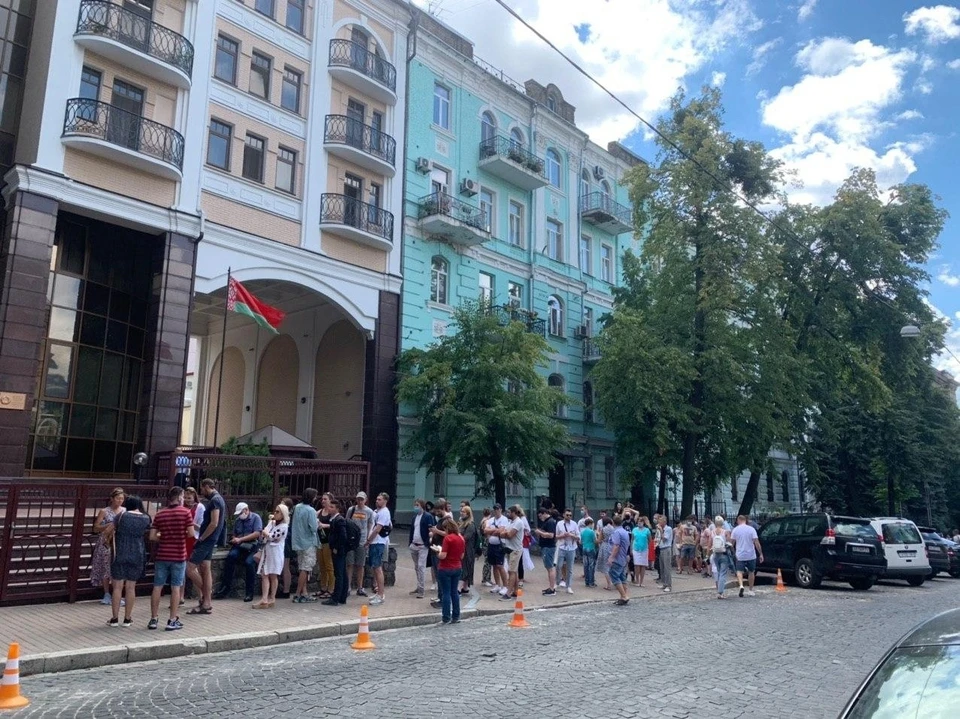 Таких длинных очередей возле белорусских посольств за границей во время выборов давно не было. Это очередь к посольству в Киеве. Фото: Виктория Мартынюк, thebabel.com.ua
