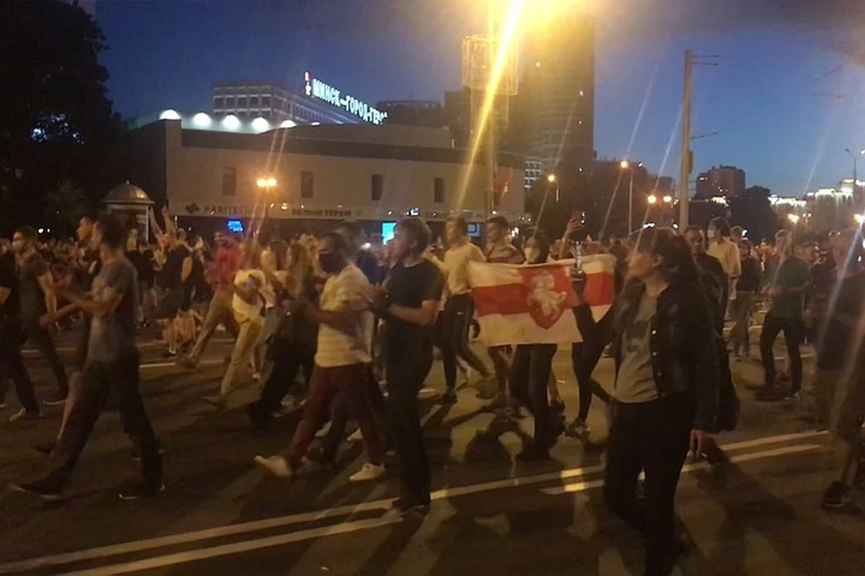 Люди в центр Минска подтягиваются, там много ОМОНа, стоят автозаки. Некоторые журналисты говорят, что пошли уже какие-то столкновения.
