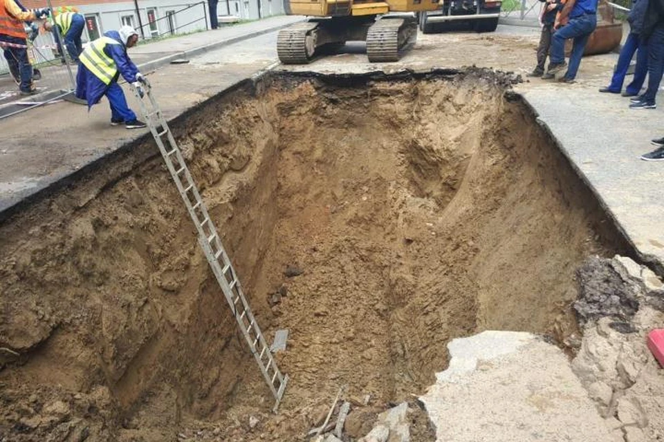 «Водоканал» восстановил поврежденный участок, однако нет уверенности, что провал не появится где-нибудь в другом месте.
