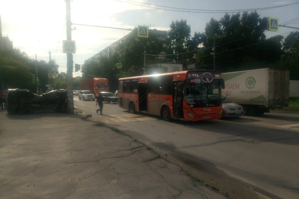 Иномарка врезалась в автобус на улице Суворова в Хабаровске
