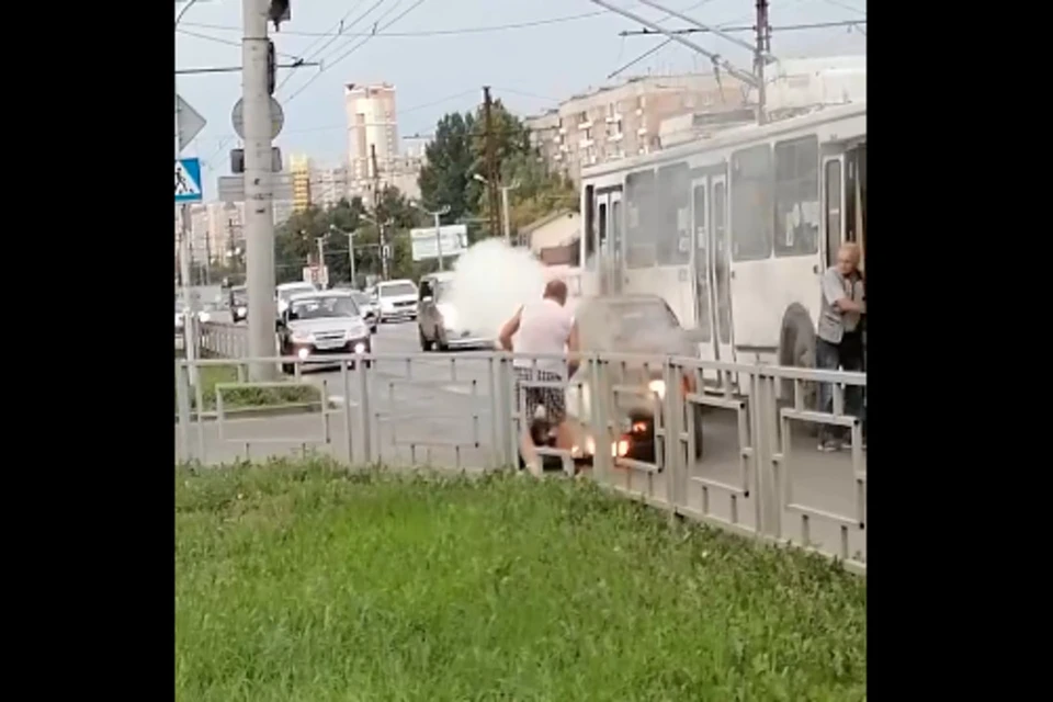 На помощь к хозяину машины выбежал водитель троллейбуса