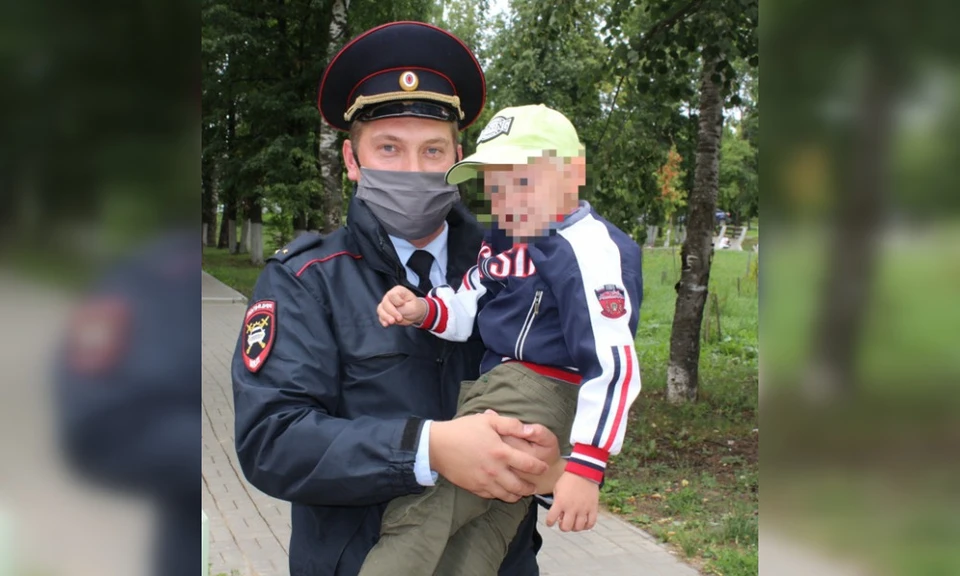 Сотрудники полиции передали ребенка родителям. Фото: ГУ МВД по Пермскому краю.