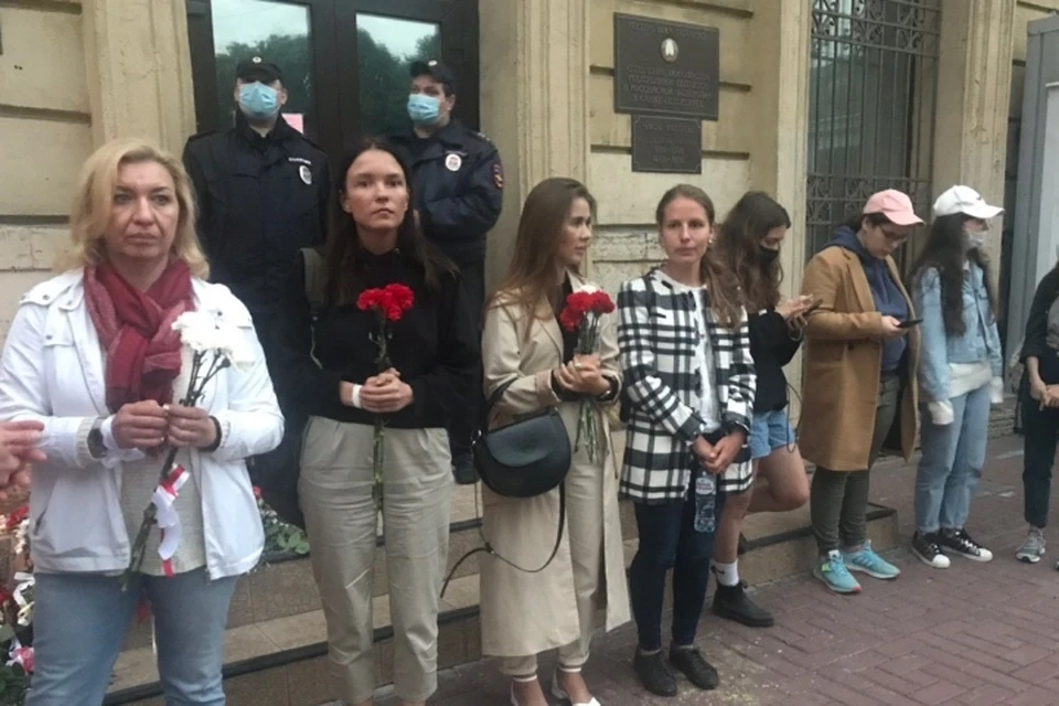 Больше 150 человек собрались на ежедневной акции у посольства Беларуси в Санкт-Петербурге в знак солидарности с протестующими.