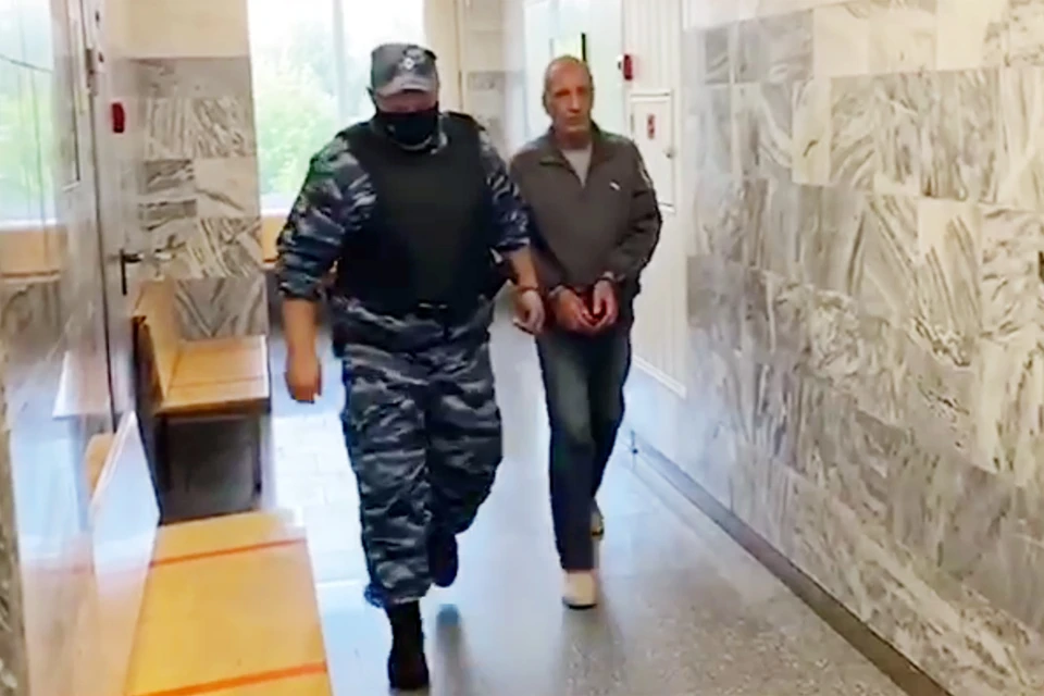Мужчину допросили, и узнали, что работы лифтер проводил слишком громко, чем мешал ему спать