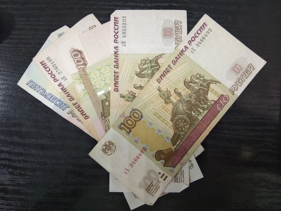 Пенсионерку привлекли к ответственности за то, что она забрала чужие деньги из банкомата.