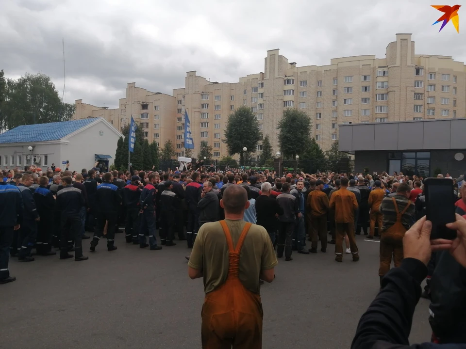 Работники БелАЗа настроены решительно: говорят, их уже не запугать увольнениями. Фото предоставлено работниками завода.