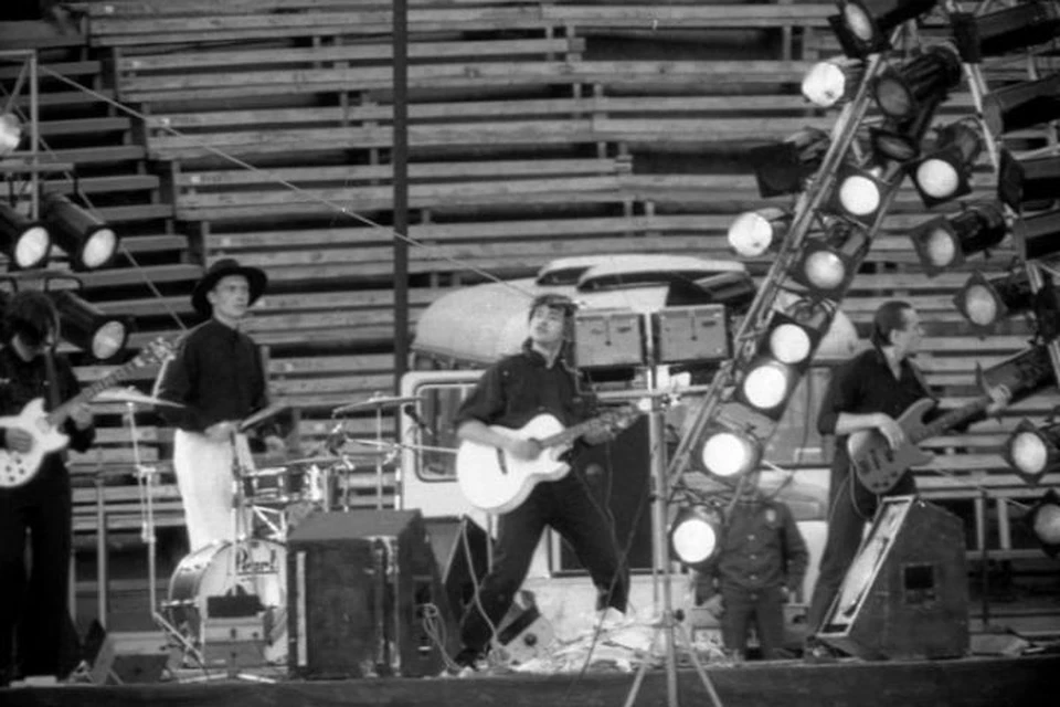 27 мая 1990 года. Выступление Виктора Цоя на иркутском стадионе "Труд". Фото: Константин КУЛИКОВ