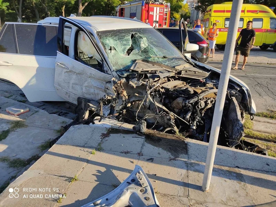 Из-за аварии у BMW отвалились передняя часть и колесо. Фото: Автопартнер Крым Севастополь ДТП / ВКонтакте