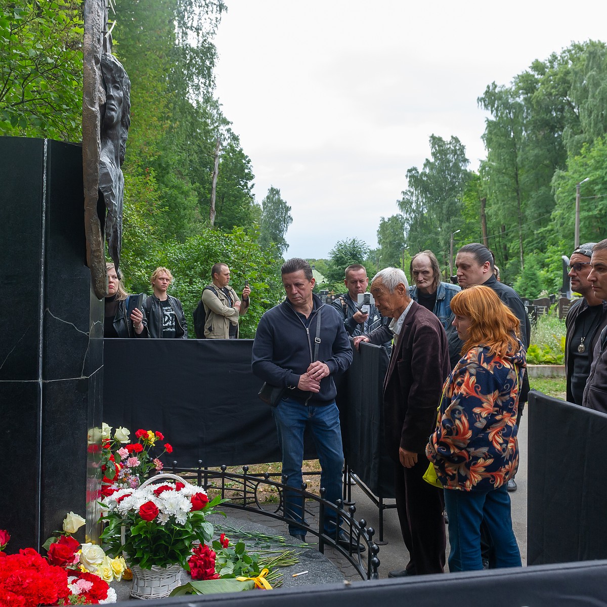 «Там полстраны около Вити переженилось». Поклонники Цоя бьют тревогу из-за работ у его могилы