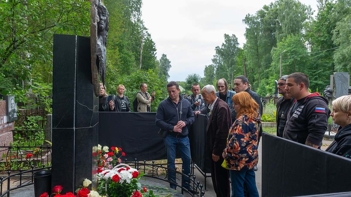 На его похоронах нас чуть не задавили»: в день гибели Виктора Цоя  петербуржцы с раннего утра идут на Богословское кладбище - KP.RU