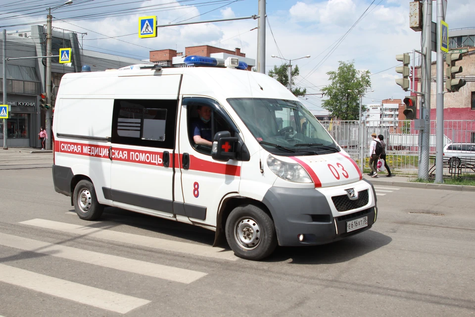 Водитель начал движение от остановки "Администрация", не закрыв двери.