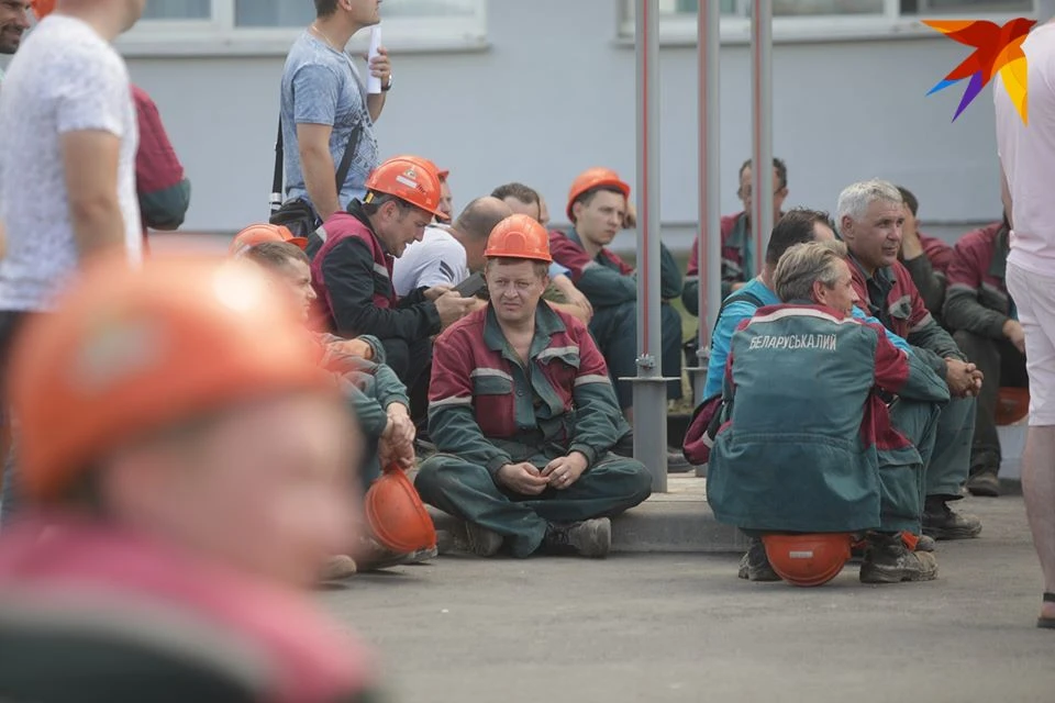 Рабочие "Беларуськалия" говорят, что большинство сотрудников их крупнейшего предприятия за забастовку.