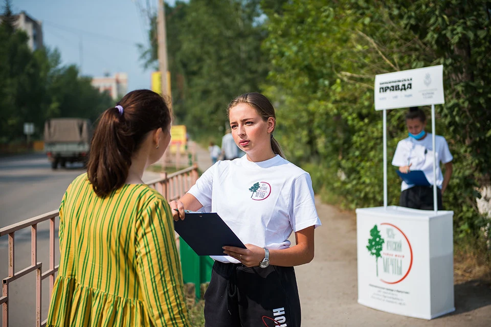 К стойкам, где волонтеры раздавали первый специальный выпуск газеты, даже были очереди! Жители активно читали и обсуждали. Фото: Lana Moskva