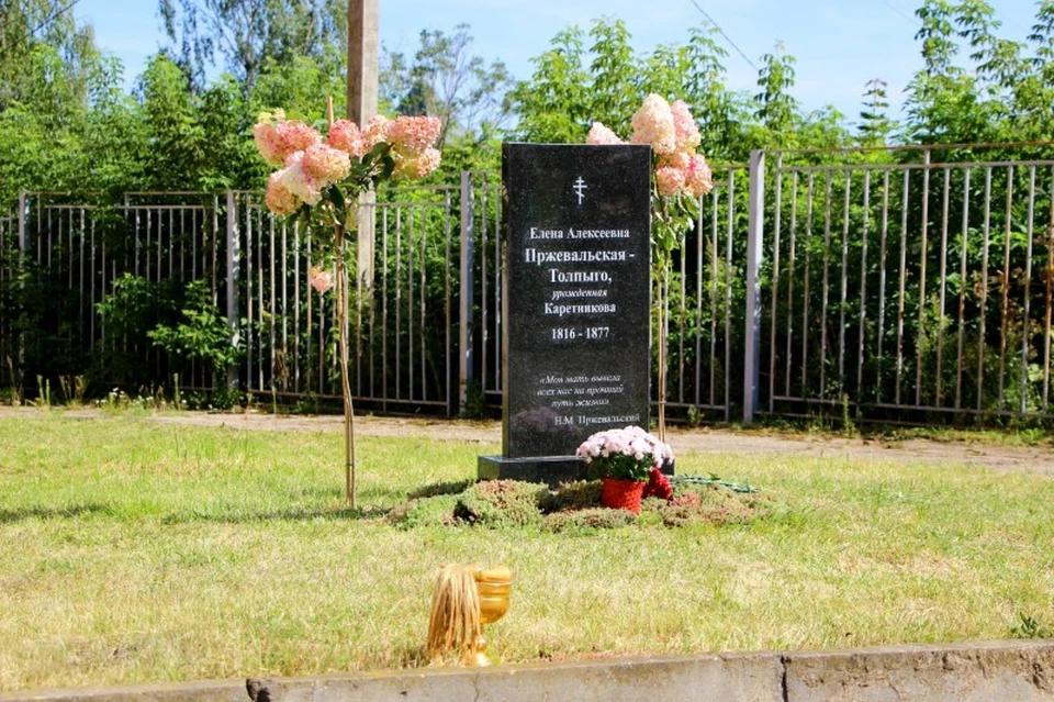 Памятник установили у Георгиевского храма. Фото: пресс-служба Смоленской епархии.