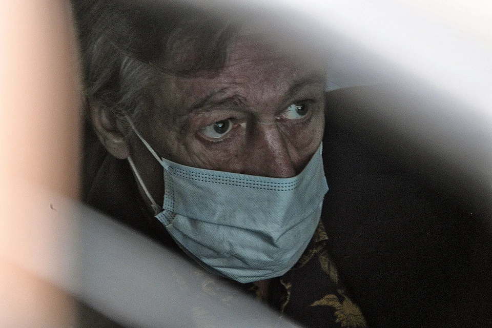 Актер Михаил Ефремов после эвакуации из суда 19 августа.