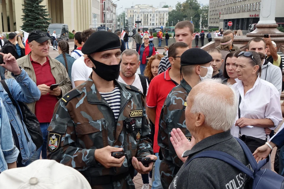 ОМОНовцы вступили в диалог с протестующими в Минске
