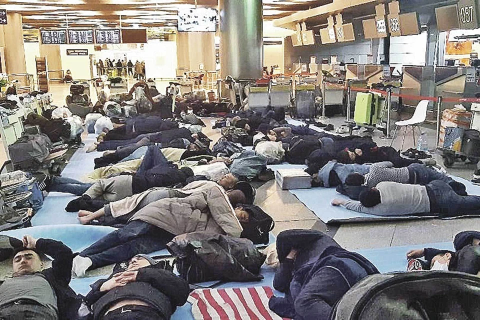 В разгар пандемии десятки тысяч гастарбайтеров пытались вернуться на родину, но границы были закрыты. В надежде на счастливый рейс многие из них неделями ночевали в аэропортах.