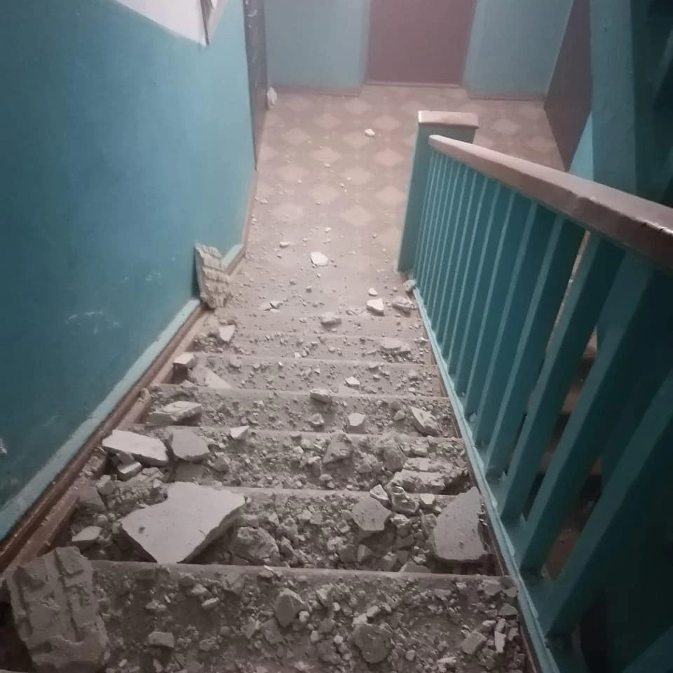 Обломки штукатурки засыпали лестничный пролет, а из-за пыли было трудно дышать.