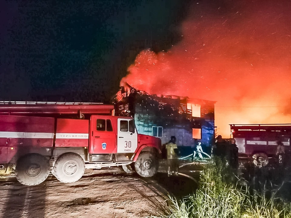 Из-за пожара крыши над головой лишилась семья с маленькими детьми. Фото: пресс-служба МЧС России по Омской области