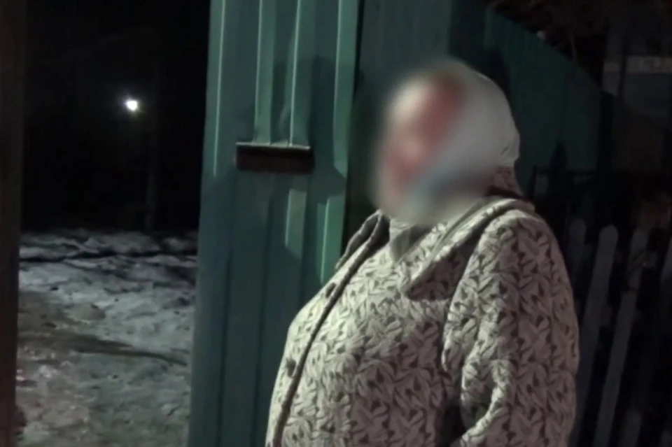 Женщина показывает, как убивала мужа и его возлюбленную Фото: ГСУ СК России по Красноярскому краю и РХ