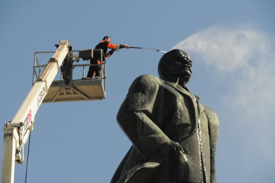 Обозленный товарищ испачкал памятник краской.