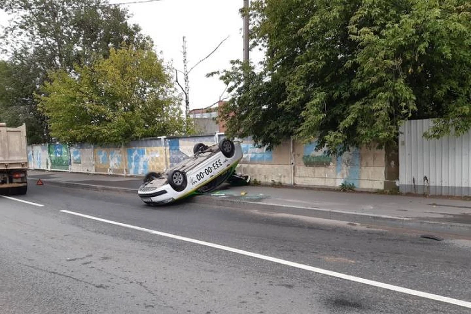 Такси перевернулось на Магнитогорской улице, пассажирка ушла самостоятельно