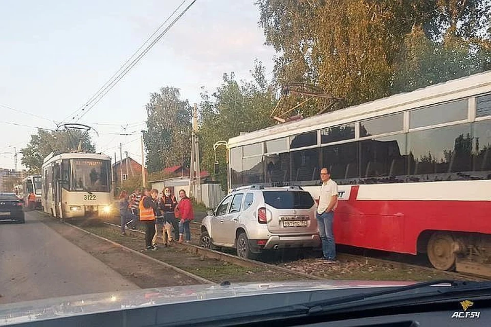 Водитель кроссовера был уверен, что успеет проскочить по рельсам. Фото: «АСТ-54»