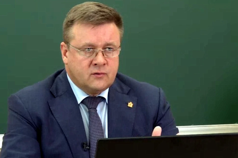 Губернатор пообещал, что все маленькие школяры будут принимать горячую пищу. Кадр онлайн трансляции.