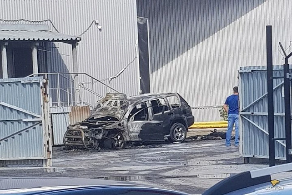 В Дзержинском районе Новосибирска загорелся автомобиль. Фото: "АСТ-54"\https://vk.com/act54