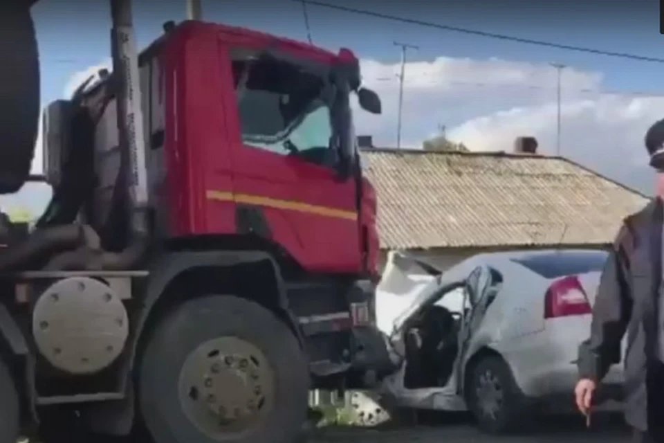 Водителя зажало в смятой грузовиком легковушке. ФОТО: кадр видео vk.com, "Инцидент Кузбасс"